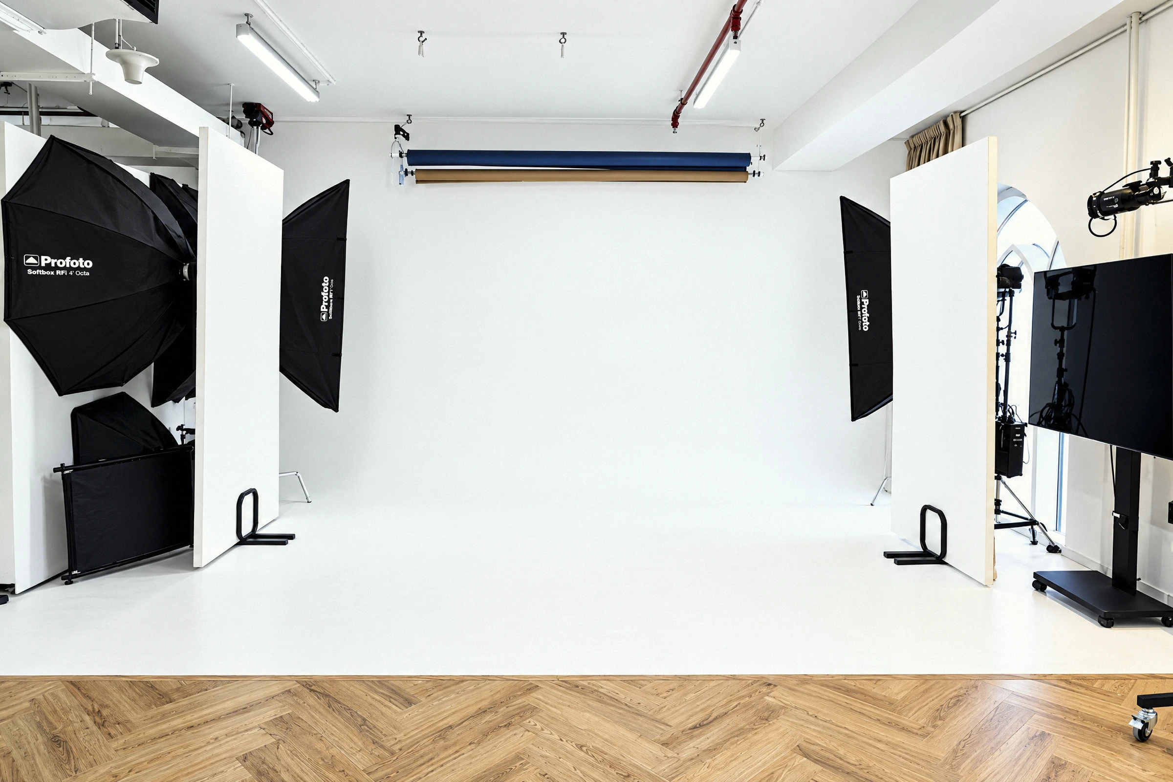 The white cyclorama with Profoto softboxes on both sides and herringbone parquet in front